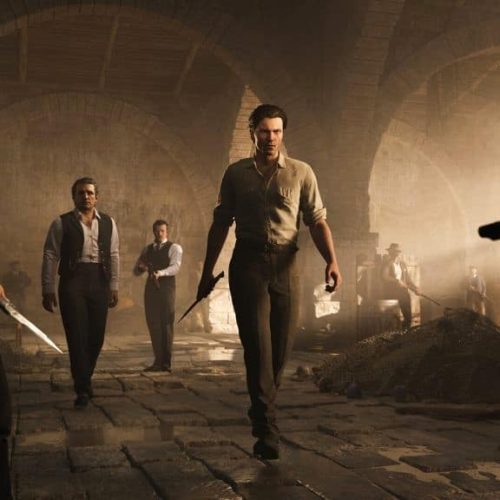 أصدرت شركة **Hangar 13** عرضًا جديدًا قصيرًا لأسلوب اللعب في لعبة **Mafia: The Old Country**، بصوت الراوي **Don Torrisi** نفسه. في هذا العرض، يستعرض دون توريسي توقعاته من البطل **Enzo Favara**، حيث سيخوض اللاعبون معارك **بالسكاكين**، ويتسللون لاغتيال الحراس، ويشاركون في **مطاردات سيارات عالية السرعة**. يمكنك مشاهدة العرض أدناه. رغم جمالها الطبيعي، فإن مدينة **San Celeste** في **صقلية خلال أوائل القرن العشرين** تُعد مكانًا قاسيًا، حيث **تُسيطر عائلة Torrisi على كل شيء تقريبًا**. Enzo هو **عضو جديد** في العائلة، يبدأ بتنفيذ أوامر الدون، ويعمل كـ **عين وأذن له**، بينما يُذكَّر باستمرار بأن "كل شيء ملك لـ Torrisi". على عكس لعبة **Mafia 3**، تركز **The Old Country** بشكل أكبر على **القصة**، مع **هيكل سردي أقرب للجزءين الأول والثاني** من السلسلة. تصدر **Mafia: The Old Country** في **8 أغسطس** على منصات **Xbox Series X/S** و**PS5** و**PC**، وقد أعلن الاستوديو أن اللعبة أصبحت "ذهبية" الشهر الماضي (أي جاهزة للإطلاق). يمكنك مشاهدة عرض أطول لأسلوب اللعب حيث يقوم Enzo باختراق فيلا لاغتيال هدف، أو قراءة تحليل مفصل لما نحبه حاليًا في اللعبة – والأمور التي لا زلنا مترددين بشأنها.