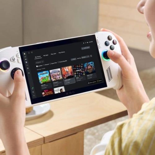 إليك الترجمة الكاملة للنص بأسلوب عربي فصيح وواضح: --- بينما تم الكشف عن **جهازي الألعاب المحمولين** *Asus ROG Xbox Ally* و *Ally X* – وهما نتيجة شراكة بين Microsoft و Asus – إلا أن الشركتين لم تؤكدا حتى الآن مواعيد الإطلاق أو الأسعار بشكل رسمي. بحسب تقرير لموقع **3D Juegos** الإسباني، تم الكشف عن أسعار الجهازين بطريق الخطأ. ووفقًا للتقرير، سيُباع **ROG Xbox Ally** بسعر **599 يورو**، في حين سيُباع **ROG Xbox Ally X** الأقوى بسعر **899 يورو**. ورغم أن هذه الأسعار تبدو أعلى مقارنةً بأجهزة مثل **Steam Deck**، إلا أنها تتماشى مع سياسة التسعير التي تعتمدها Asus ضمن سلسلة أجهزة **ROG Ally** الخاصة بها. كما يشير تسريب هذه الأسعار إلى أن إعلان موعد الإطلاق الرسمي قد يكون أقرب مما كنا نتوقع. وبحسب التقرير، يُعتقد أن تسريب الأسعار كان **خطأً من Asus**، ولكن كما يحدث غالبًا مع مثل هذه التسريبات، قد يكون السبب ببساطة أن أحد متاجر التجزئة وضع أسعارًا تقديرية استنادًا إلى أسعار أجهزة ROG Ally السابقة. تشير شائعات سابقة إلى أن جهازي **ROG Xbox Ally** و **Xbox Ally X** سيتم إطلاقهما في أواخر شهر أكتوبر، مع فتح باب الطلب المسبق في أغسطس. وكانت الشركتان قد أعلنتا عنهما رسميًا في بداية شهر يونيو. سيتوفر جهاز **ROG Xbox Ally X** باللون الأسود، وسيعمل بشريحة **AMD Ryzen Z2 Extreme** مع ذاكرة **RAM LPDDR5X-8000** بسعة **24 جيجابايت**، إضافةً إلى سعة تخزين **1 تيرابايت**. أما جهاز **ROG Xbox Ally** فسيتوفر باللون الأبيض، وسيعمل بشريحة **AMD Ryzen Z2A** مع ذاكرة **RAM LPDDR5X-6400** بسعة **16 جيجابايت**، وسعة تخزين **512 جيجابايت**. كلا الجهازين يأتيان مع شاشة **LCD** بحجم **7 بوصات** بدقة **1080p** ومعدل تحديث **120 هرتز**. وقد كشف **ويتسون جوردون**، المدير الأول لمحتوى التسويق للألعاب في Asus، في مقابلة صحفية أن قرار استخدام شاشات **LCD** بدلاً من **OLED** جاء لأسباب تتعلق بالتكلفة. حيث أوضح أن شاشات OLED الداعمة لتقنية **معدل التحديث المتغيّر (VRR)** مكلفة للغاية، مما كان سيرفع سعر الجهازين بشكل كبير. وقال جوردون: > "لقد أجرينا بعض الأبحاث والتجارب الأولية باستخدام OLED، لكنها لم تصل بعد إلى المستوى الذي نريده عندما نأخذ VRR في الاعتبار، ونحن لا نرغب في التنازل عن ميزة VRR. أؤكد ذلك تمامًا: في رأيي، إذا لم تكن الشاشة تدعم معدل التحديث المتغيّر، فهي ليست شاشة ألعاب في عام 2025. هذه ميزة أساسية لا غنى عنها، أما شاشات OLED التي تدعم VRR حاليًا فهي تستهلك طاقة أكبر بكثير مقارنةً بشاشات LCD التي نستخدمها حاليًا في أجهزة Ally، كما أنها أغلى تكلفةً." جهاز Asus ROG Xbox Ally سيأتي بسعر 599 يورو، بينما نسخة Xbox Ally X ستُطرح بسعر 899 يورو – وفقًا لإشاعة